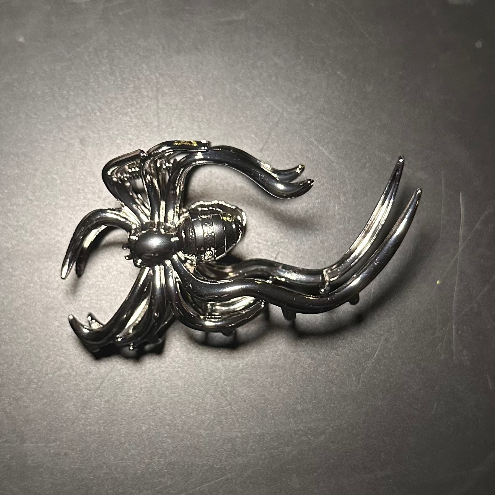 Wavy spider claw